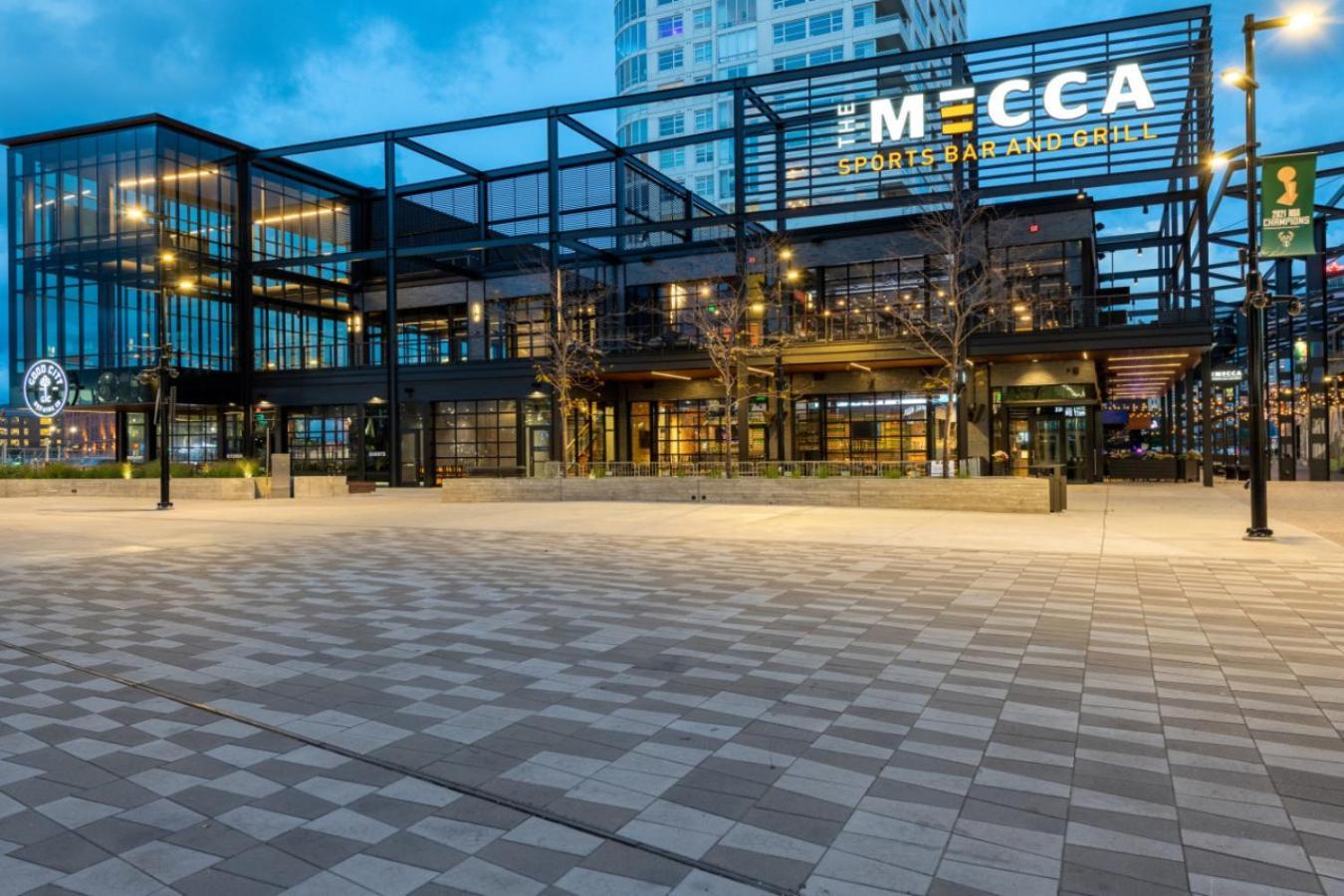 Modern Studio Apt With Skywalk To Fiserv, Rooftop, And Parking ميلووكي المظهر الخارجي الصورة
