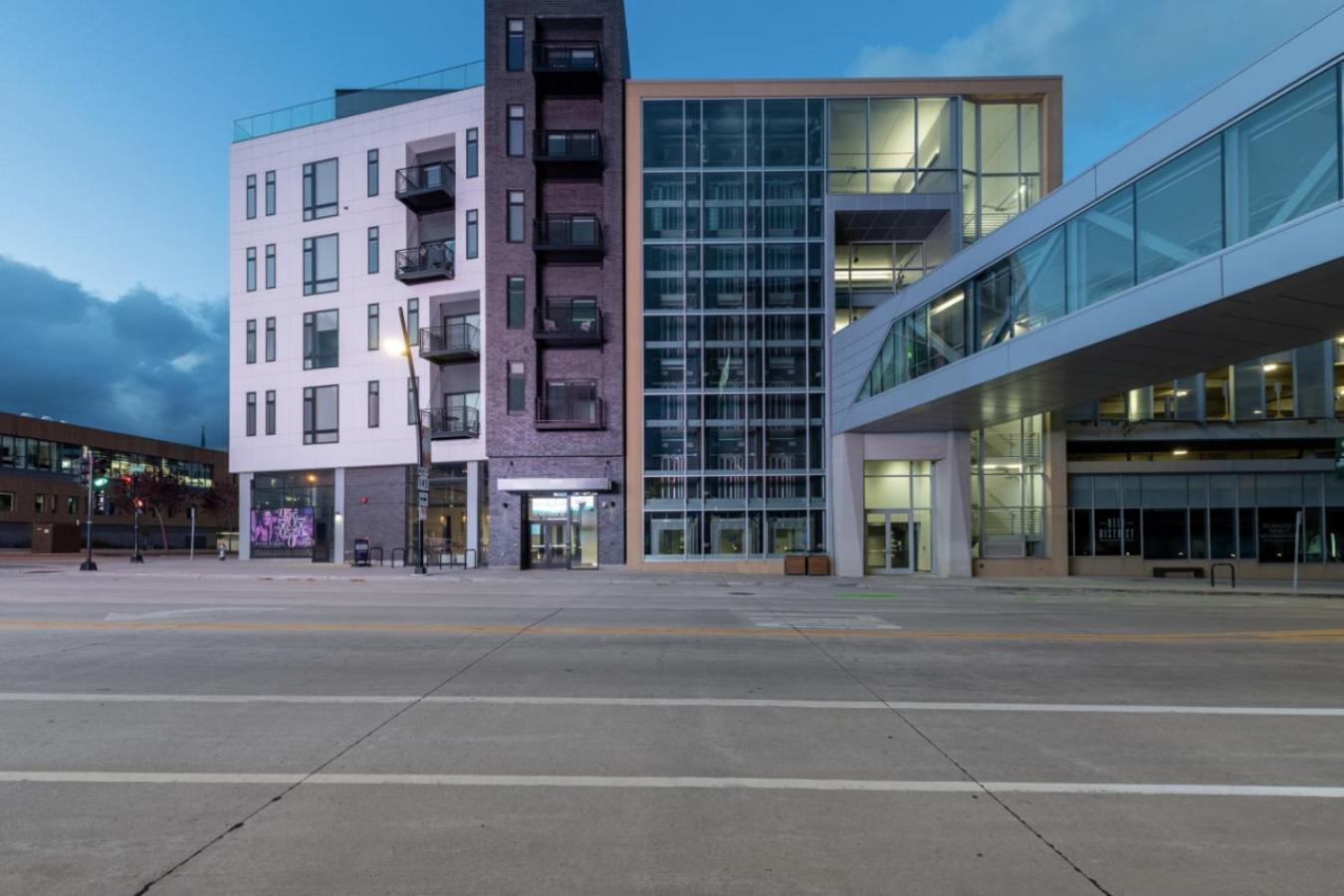 Modern Studio Apt With Skywalk To Fiserv, Rooftop, And Parking ميلووكي المظهر الخارجي الصورة