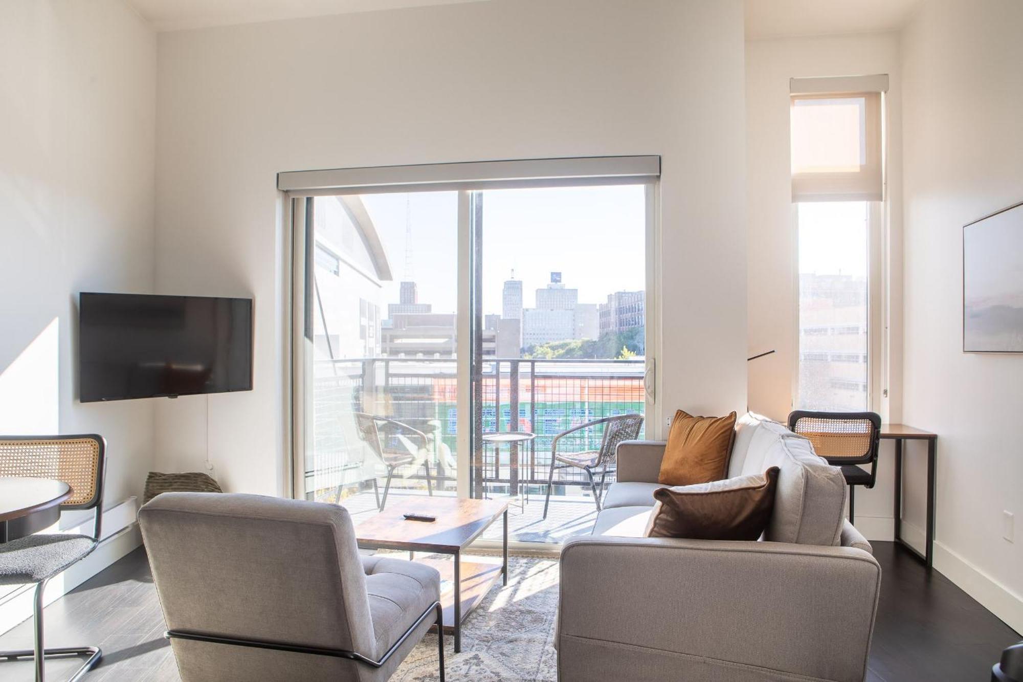 Modern Studio Apt With Skywalk To Fiserv, Rooftop, And Parking ميلووكي المظهر الخارجي الصورة